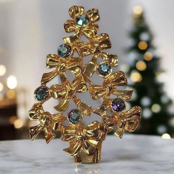 Avon Christmas Tree Brooch Pin Vintage Blue Purple AB Rhinestone Bow Gold Tone - Picture 1 of 8